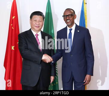 Nachrichten Themen der Woche KW30 Nachrichten Bilder des Tages (180723) -- KIGALI, 23. Juli 2018 -- der chinesische Präsident Xi Jinping (L) hält Gespräche mit dem ruandischen Präsidenten Paul Kagame in Kigali, Ruanda, 23. Juli 2018. ) (wyo) RUANDA-CHINA-XI JINPING-KAGAME-TALKS PangxXinglei PUBLICATIONxNOTxINxCHN Stockfoto