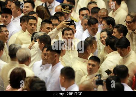 (180723) -- MANILA, 23. Juli 2018 -- der philippinische Präsident Rodrigo Duterte (C) wurde nach seiner dritten Rede zur Lage der Nation im philippinischen Repräsentantenhaus in Quezon City, Philippinen, am 23. Juli 2018 gesehen. Rodrigo Duterte versprach am Montag, den Krieg seiner Regierung gegen illegale Drogen zu intensivieren, und sagte, dass der Kampf gegen Drogendealer und Drogenkonsumenten noch lange nicht vorbei sei. ) (dtf) PHILIPPINEN-MANILA-DUTERTE-ILLEGALE DROGEN ROUELLExUMALI PUBLICATIONxNOTxINxCHN Stockfoto