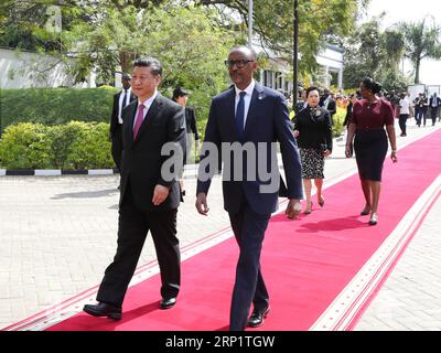 (180723) -- KIGALI, 23. Juli 2018 -- der chinesische Präsident Xi Jinping (Front L) und der ruandische Präsident Paul Kagame gehen zu einem Sitzungssaal für ihre Gespräche in Kigali, Ruanda, 23. Juli 2018. ) (wyo) RUANDA-CHINA-XI JINPING-KAGAME-TALKS PangxXinglei PUBLICATIONxNOTxINxCHN Stockfoto