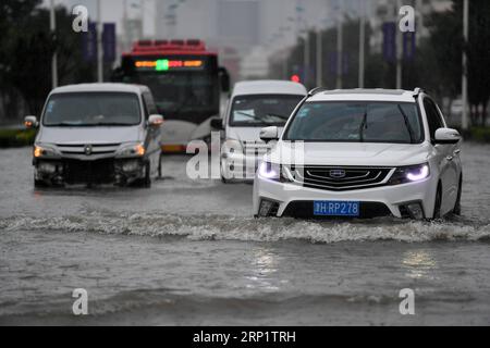 (180724) --TIANJIN, 24. Juli 2018 (Xinhua) -- Autos fahren durch eine überflutete Straße im Bezirk Nankai der nordchinesischen Gemeinde Tianjin, 24. Juli 2018. Schwere Regenfälle, die von Taifun Ampil zwischen Montag und Dienstagmorgen auf Peking und die angrenzenden Gebiete gebracht wurden, sagte das National Meteorological Center (NMC). (Xinhua/Li ran) (hxy) CHINA-TYPHOON AMPIL-RAINFALL (CN) PUBLICATIONxNOTxINxCHN Stockfoto