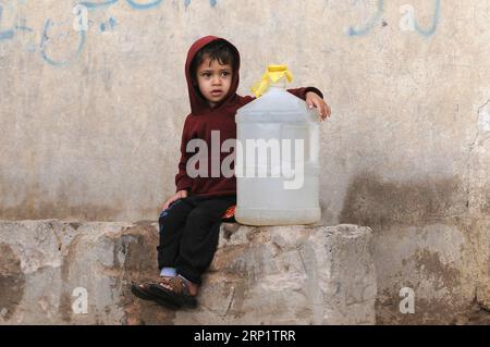 (180724) -- SANAA, 24. Juli 2018 -- Ein Junge sitzt bei einer Flasche, nachdem er während einer Krise mit sauberem Fließwasser am 24. Juli 2018 in Sanaa, Jemen, mit sauberem Wasser aus einer freien Wasserpumpe gefüllt wurde. Nach Angaben der Weltgesundheitsorganisation haben Millionen Jemeniten aufgrund von mehr als drei Jahren Konflikten keinen Zugang zu sauberem fließendem Wasser. ) (Qxy) JEMEN-SANAA-WASSERKRISE MohammedxMohammed PUBLICATIONxNOTxINxCHN Stockfoto