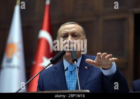 (180724) -- ANKARA, 24. Juli 2018 -- der türkische Präsident Recep Tayyip Erdogan spricht vor dem türkischen parlament in Ankara, Türkei, 24. Juli 2018. Die Behandlung von Mesut Ozil, einem türkisch-deutschen Fußballstar, der für die deutsche Nationalmannschaft spielt, sei rassistisch und inakzeptabel, sagte Erdogan am Dienstag nach Ozils Ausscheiden aus der deutschen Mannschaft. TÜRKEI-ANKARA-ERDOGAN-PARLAMENT MustafaxKaya PUBLICATIONxNOTxINxCHN Stockfoto
