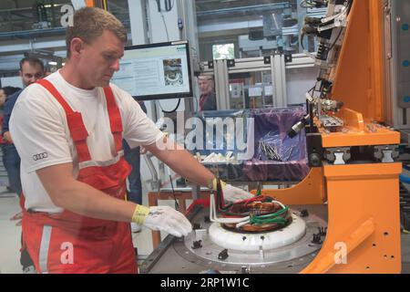 (180725) -- GYOR, 25. Juli 2018 -- Ein Arbeiter montiert am 24. Juli 2018 einen Elektromotor in einem Audi-Werk in Gyor im Nordwesten Ungarns. Der deutsche Automobilhersteller Audi startete am Dienstag die Serienproduktion von Elektromotoren in seinem Bauwerk in Gyor, berichtete die ungarische Nachrichtenagentur MTI. ) (Djj) HUNGARY-GYOR-AUDI-ELECTRIC ENGINES-SERIAL PRODUCTION AttilaxVolgyi PUBLICATIONxNOTxINxCHN Stockfoto
