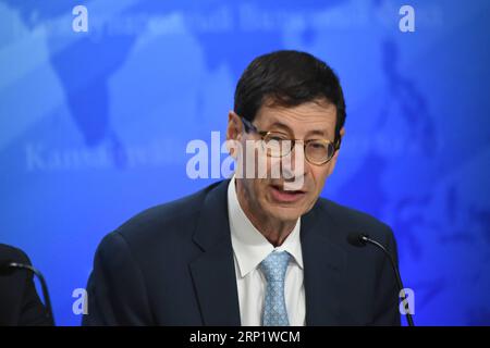 (180725) -- WASHINGTON, 25. Juli 2018 -- Maurice Obstfeld, Wirtschaftsberater und Forschungsdirektor des Internationalen Währungsfonds (IWF), spricht auf einer Pressekonferenz zum kürzlich veröffentlichten externen Sektorbericht 2018 in Washington D.C., USA, am 24. Juli 2018. ) US-WASHINGTON D.C.-IWF-EXTERNER SEKTORBERICHT YANGXCHENGLIN PUBLICATIONXNOTXINXCHN Stockfoto