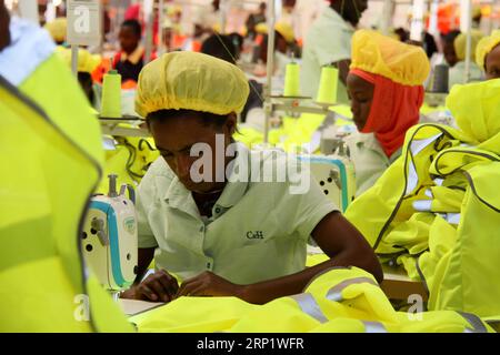 (180726) -- PEKING, 26. Juli 2018 -- Arbeiter bedienen Nähmaschinen in einer Werkstatt der C&H Garments Ltd in Kigali, Hauptstadt Ruandas, am 30. April 2018. UM mit den Schlagzeilen von Xinhua ZU GEHEN: Chinesische Unterstützung, die Afrikas soliden Fortschritt in Richtung Industrialisierung vorantreibt. ) (Jmmn) Xinhua Schlagzeilen: Chinesische Unterstützung für Afrikas soliden Fortschritt in Richtung Industrialisierung LyuxTianran PUBLICATIONxNOTxINxCHN Stockfoto