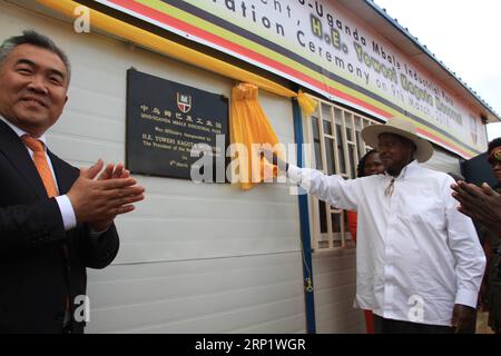 (180726) -- PEKING, 26. Juli 2018 -- ugandischer Präsident Yoweri Museveni (R) nimmt an der Einweihungszeremonie des Mbale-Industrieparks in Mbale, Uganda, am 9. März 2018 Teil. UM mit den Schlagzeilen von Xinhua ZU GEHEN: Chinesische Unterstützung, die Afrikas soliden Fortschritt in Richtung Industrialisierung vorantreibt. ) (Jmmn) Xinhua Schlagzeilen: Chinesische Unterstützung für Afrikas soliden Fortschritt in Richtung Industrialisierung ZhangxGaiping PUBLICATIONxNOTxINxCHN Stockfoto