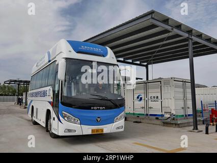 (180726) -- ZHANGJIAKOU, 26. Juli 2018 (Xinhua) -- Ein Wasserstoff-Brennstoffzellen-Bus wird an einer Wasserstofftankstelle in der Nähe der Wirtschaftsentwicklungszone des Flughafens Zhangjiakou in der Stadt Zhangjiakou, nordchinesische Provinz Hebei, am 25. Juli 2018 betrieben. Insgesamt 49 importierte Wasserstoff-Brennstoffzellen-Busse und 25 importierte Wasserstoff-Brennstoffzellen-Busse, die ersten dieser Art in der Provinz Hebei, haben ihren Betrieb aufgenommen. Bis Ende dieses Jahres werden rund 170 Busse mit Wasserstoff-Brennstoffzellen angeschafft und in Betrieb genommen. (Xinhua/Yang Shiyao) CHINA-ZHANGJIAKOU-HYDROGEN ENERGY(CN) PUBLICATIONxNOTxINxCHN Stockfoto