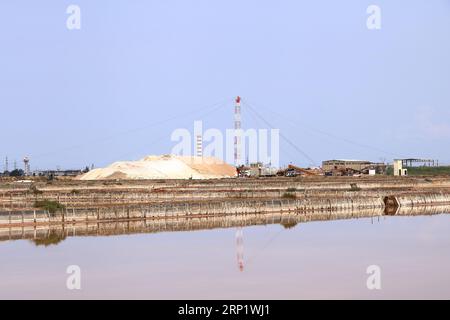 Blick auf die Kanülen und Arbeiten in Salzpfannen in der Nähe von Cagliari in Italien Stockfoto