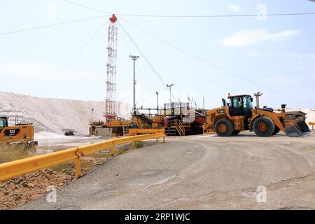 Blick auf die Kanülen und Arbeiten in Salzpfannen in der Nähe von Cagliari in Italien Stockfoto