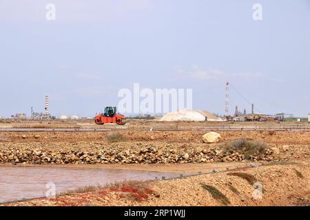 Blick auf die Kanülen und Arbeiten in Salzpfannen in der Nähe von Cagliari in Italien Stockfoto