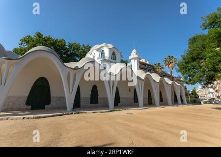 Terrassa, Katalonien, Spanien - 25. Juni 2023: Masia Freixa. Dieses moderne Gebäude im Park von Sant Jordi wurde ursprünglich entworfen und gebaut Stockfoto