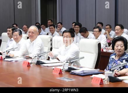 (180726) -- PEKING, 26. Juli 2018 -- der chinesische Vize-Premier Han Zheng (2. R, Front) leitet ein Treffen zur Vorbereitung der Olympischen Winterspiele 2022 in Peking während einer Inspektionsreise durch das Hauptquartier des Organisationskomitees Peking 2022 in einem westlichen Vorort von Peking, 25. Juli 2018. ) (lmm) CHINA-PEKING-HAN ZHENG-WINTER OLYMPICS-INSPECTION (CN) JuxPeng PUBLICATIONxNOTxINxCHN Stockfoto