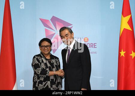 (180803) -- SINGAPUR, 3. August 2018 -- der chinesische Staatsrat und Außenminister Wang Yi (R) trifft sich mit dem indonesischen Außenminister Retno Marsudi in Singapur, 3. August 2018. ) (rh) SINGAPUR-CHINA-INDONESIA-WANG YI-RETNO MARSUDI-MEETING ThenxChihxWey PUBLICATIONxNOTxINxCHN Stockfoto