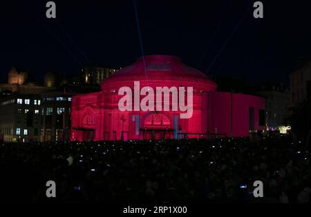 (180804) -- EDINBURGH, 4. Aug. 2018 -- Foto aufgenommen am 3. Aug. 2018 zeigt fünf Telegramme, eine spektakuläre digitale Outdoorperformance, die das Edinburgh International Festival 2018 auf dem Festival Square in Edinburgh, Schottland, Großbritannien, eröffnet. ) (ly) BRITAIN-EDINBURGH-INTERNATIONAL FESTIVAL-OPENING EVENT-FIVE TELEGRAMS HanxYan PUBLICATIONxNOTxINxCHN Stockfoto