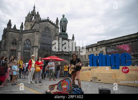 (180804) -- EDINBURGH, 4. August 2018 -- ein Australier spielt Gitarre am Eröffnungstag des Edinburgh Festival Fringe 2018 in Edinburgh, Schottland, Großbritannien am 3. August 2018. ) (ly) GROSSBRITANNIEN-EDINBURGH-EDINBURGH FESTIVAL FRINGE HanxYan PUBLICATIONxNOTxINxCHN Stockfoto