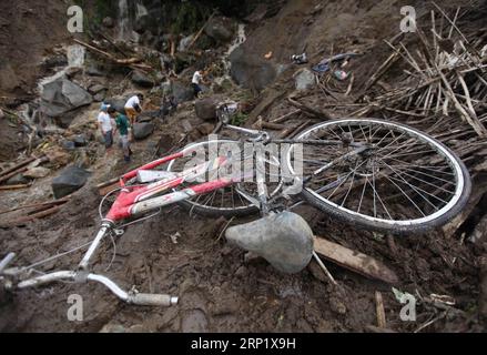 (180804) -- PROVINZ LAI CHAU, 4. Aug. 2018 -- Foto vom 4. Aug. 2018 zeigt ein Fahrrad am Erdrutsch in der Provinz Lai Chau, Vietnam. Erdrutsche, die durch starke Regenfälle am Freitag in der nördlichen Provinz Lai Chau verursacht wurden, töteten sechs Menschen und ließen sechs weitere vermissen, so die Vietnam News Agency (). Die Erdrutsche verletzten auch drei Personen. ) VIETNAM-LAI CHAU PROVINZ-ERDRUTSCH VNA PUBLICATIONXNOTXINXCHN Stockfoto