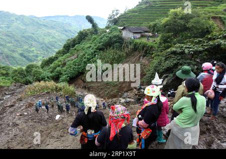 (180804) -- PROVINZ LAI CHAU, 4. August 2018 -- Dorfbewohner versammeln sich am 4. August 2018 um den Erdrutsch in der Provinz Lai Chau, Vietnam. Erdrutsche, die durch starke Regenfälle am Freitag in der nördlichen Provinz Lai Chau verursacht wurden, töteten sechs Menschen und ließen sechs weitere vermissen, so die Vietnam News Agency (). Die Erdrutsche verletzten auch drei Personen. ) VIETNAM-LAI CHAU PROVINZ-ERDRUTSCH VNA PUBLICATIONXNOTXINXCHN Stockfoto