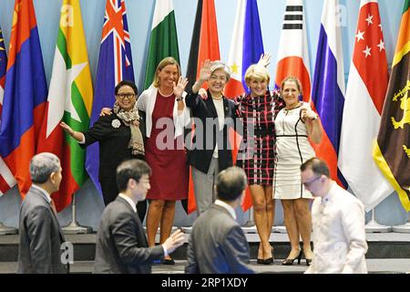 (180805) -- SINGAPUR, 5. August 2018 -- (L-R) indonesischer Außenminister Retno Marsudi, hohe Vertreterin der Europäischen Union für Außen- und Sicherheitspolitik Federica Mogherini, südkoreanischer Außenminister Kang Kyung-Wha, die australische Außenministerin Julie Bishop und die kanadische Außenministerin Chrystia Freeland posieren für ein Gruppenfoto während der 25. ASEAN Regional Forum Retreat Session in Singapur am 4. August 2018. ) (zcc) SINGAPUR-ASEAN-SITZUNGSGRUPPENFOTO ThenxChihxWey PUBLICATIONxNOTxINxCHN Stockfoto