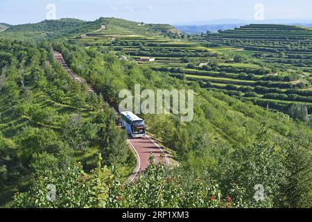 (180805) -- YINCHUAN, 5. August 2018 -- Foto vom 16. Juli 2018 zeigt einen Bus, der in der Provinz Pengyang der Stadt Guyuan im Nordwesten Chinas Ningxia Hui fährt. Guyuan im Liupanshan-Gebirge der Autonomen Region Ningxia Hui ist eines der ärmsten Gebiete Chinas. Die Menschen dort waren lange Zeit von der andauernden Dürre, kargem Land und Arbeitskräftemangel betroffen. In den letzten Jahren wurden mit Unterstützung der zentralen und lokalen Behörden bemerkenswerte Fortschritte bei den Ökosystemen und den Lebensbedingungen der Menschen erzielt. ) (wyl) CHINA-NINGXIA-GUYUAN-LIUPANSHAN (CN) WangxPeng PUBLICATIONxNOTxINxCHN Stockfoto