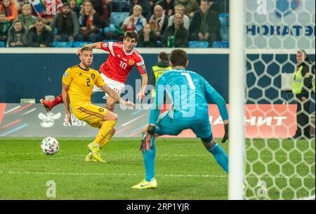 St. Petersburg, Russland – 16. November 2019. Belgischer Verteidiger Toby Alderweireld und russischer Mittelfeldspieler Zelimkhan Bakaev während der Qualifikation der UEFA Euro 2020 Stockfoto