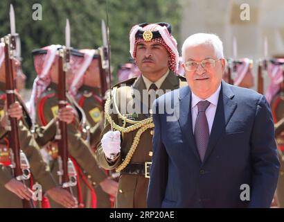 (180808) -- AMMAN, 8. August 2018 -- der palästinensische Präsident Mahmoud Abbas (R, Front) berichtet am 8. August 2018 von einer Ehrenwache im königlichen Palast in Amman, Jordanien. Jordanien betonte am Mittwoch die Notwendigkeit, mit den Vereinigten Staaten und der internationalen Gemeinschaft zusammenzuarbeiten, um den Friedensprozess zu fördern. Die Bemerkungen wurden von König Abdullah II. Bei seinem Treffen mit dem palästinensischen Präsidenten Mahmud Abbas in Amman gemacht. JORDANIEN-AMMAN-KÖNIG-PALÄSTINENSISCHE PRÄSIDENTENSITZUNG THEXROYALXCOURTXOFXJORDAN PUBLICATIONXNOTXINXCHN Stockfoto