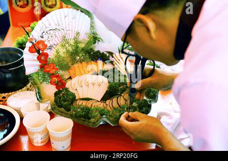 (180809) -- KUNMING, 9. August 2018 (Xinhua) -- Ein Kandidat macht eine Küche für das Finale des Wildpilzwettbewerbs, der am 8. August 2018 im Nanhua County in der südwestchinesischen Provinz Yunnan stattfindet. Das 15. Nanhua Wildpilzfestival fand am 8. August im Nanhua County statt. (Xinhua/Xie Ziyi) CHINA-YUNNAN-WILDPILZFESTIVAL (CN) PUBLICATIONxNOTxINxCHN Stockfoto