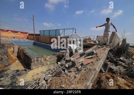 (180809) -- GAZA, 9. August 2018 -- Ein Palästinenser inspiziert Ein beschädigtes Schwimmbad in einem Touristenresort, nachdem es am 9. August 2018 von einem israelischen Luftangriff im südlichen Gazastreifen Khan Yunis getroffen wurde. Israel hat am Mittwoch im Gazastreifen massive Luftangriffe auf 12 Terrorgebiete durchgeführt, sagte ein Militärsprecher in einer Erklärung. Stringer) (dtf) MIDEAST-GAZA-LUFTANGRIFF zhaoyue PUBLICATIONxNOTxINxCHN Stockfoto