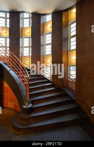 Hamburg, Deutschland - 17. Juni 2023: Sprinkenhof Innentreppe oder Treppe in einem Bürogebäude aus den 1920er Jahren Stockfoto