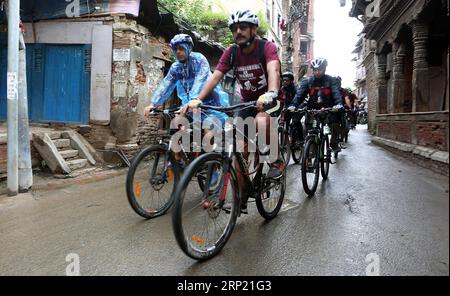 (180811) -- KATHMANDU, 11. August 2018 -- Radfahrer nehmen an einer denkmalgeschützten Radtour Teil, die zur Förderung des Tourismus und zur Sensibilisierung für die Wiederherstellung von Strukturen organisiert wird, die bei Erdbeben 2015 am Hanumandhoka Durbar Square in Kathmandu, Nepal, 11. August 2018 schwer beschädigt wurden. ) (dtf) NEPAL-KATHMANDU-RESTAURATION AWARENESS-HERITAGE CYCLE RIDE sunilxsharma PUBLICATIONxNOTxINxCHN Stockfoto