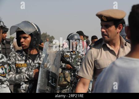 News Bilder des Tages (180811) -- KAIRO, 11. August 2018 () -- Polizeibeamte stehen Wache an dem Ort, an dem ein Selbstmordattentäter seinen Sprenggürtel in Kairo, Ägypten, am 11. August 2018 explodierte. Ägyptische Streitkräfte haben am Samstag einen versuchten Angriff auf eine Kirche in Kairo vereitelt, bevor der Selbstmordattentäter in die Menge eindringt, berichtete die staatliche Ahram-Nachrichtenwebsite. () ÄGYPTEN-KAIRO-SUIZIDATTENTAT Xinhua PUBLICATIONxNOTxINxCHN Stockfoto