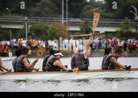 (180811) -- NEW YORK, 11. August 2018 -- Spieler feiern nach einem Drachenboot-Rennen des 28. Jährlichen Hong Kong Dragon Boat Festivals in Queens of New York, USA, 11. August 2018. Die zweitägige Veranstaltung begann am Samstag bei Regen, und mehr als 200 gut ausgebildete Teams nahmen an dem diesjährigen Drachenboot-Rennen Teil. ) U.S.-NEW YORK-HONG KONG DRAGON BOAT FESTIVAL WANGXYING PUBLICATIONXNOTXINXCHN Stockfoto