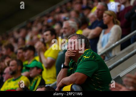 AESSEAL New York Stadium, Rotherham, England - 2. September 2023 Ein Fan von Norwich City schaut auf - während des Spiels Rotherham United gegen Norwich City, Sky Bet Championship, 2023/24, AESSEAL New York Stadium, Rotherham, England - 2. September 2023 Credit: Mathew Marsden/WhiteRosePhotos/Alamy Live News Stockfoto