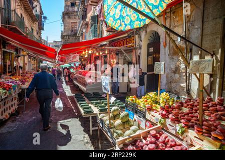 Die Ballarò-Markt im Stadtteil Albergheria zentrale Palermo, Sizilien, Italien. Stockfoto