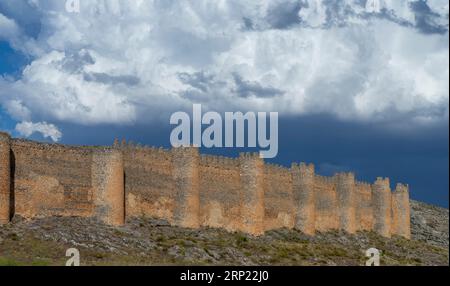 Blick auf das wunderschöne Schloss von Berlanga de Duero in der Provinz Soria, Spanien. Stockfoto