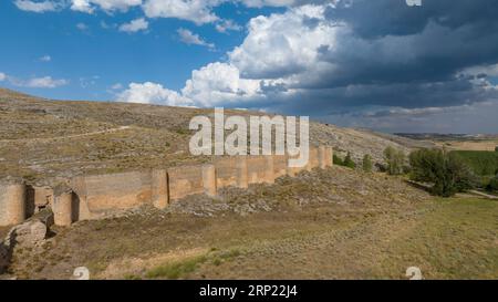 Blick auf das wunderschöne Schloss von Berlanga de Duero in der Provinz Soria, Spanien. Stockfoto