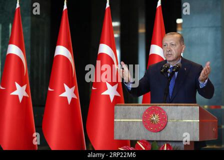 Nachrichten Themen der Woche KW33 Nachrichten Bilder des Tages (180813) -- ANKARA, 13. August 2018 -- der türkische Präsident Recep Tayyip Erdogan hält eine Rede während der Konferenz der türkischen Botschafter im Präsidentenpalast in Ankara, Türkei, am 13. August 2018. Der türkische Präsident Recep Tayyip Erdogan hat die Lira-Krise als ein Plot gegen die Türkei angeprangert und davor gewarnt, dass sein Land als Reaktion auf einen bitteren Bruch mit dem langjährigen Verbündeten der Vereinigten Staaten neue Allianzen und Märkte schmieden wird, was dazu geführt hat, dass die türkische Währung Rekordtiefs erreicht hat. ) (lrz) TÜRKEI-ANKARA-ERDOGAN-REDE TURKISHXPRESIDENTIALXPALASTPUBLIKATION Stockfoto