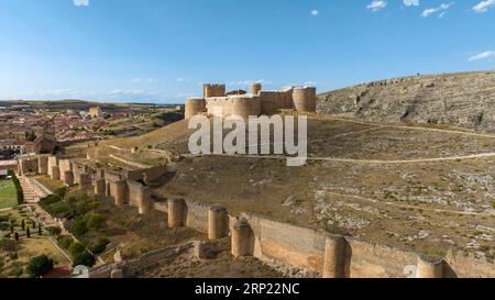 Blick auf das wunderschöne Schloss von Berlanga de Duero in der Provinz Soria, Spanien. Stockfoto