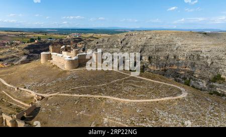 Blick auf das wunderschöne Schloss von Berlanga de Duero in der Provinz Soria, Spanien. Stockfoto