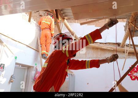 (180813) -- TONGHAI, 13. August 2018 -- Ein Retter arbeitet in einem beschädigten Haus im Tonghai County, südwestchinesische Provinz Yunnan, 13. August 2018. Achtzehn Menschen wurden verletzt, nachdem ein Erdbeben der Stärke 5 die Provinz Yunnan am Montagmorgen erschütterte, sagten die lokalen Behörden. Das Beben traf mehr als 48.000 Einwohner in den Grafschaften Tonghai und Huaning und dem Bezirk Jiangchuan, die alle von der Stadt Yuxi verwaltet wurden, und beschädigte mehr als 6.000 Häuser, so eine Erklärung der zivilen Abteilung der Provinz. )(mcg) CHINA-YUNNAN-TONGHAI-BAKE RELIEF (CN) WangxAnhaowei PUBLICATIONxNOTxI Stockfoto