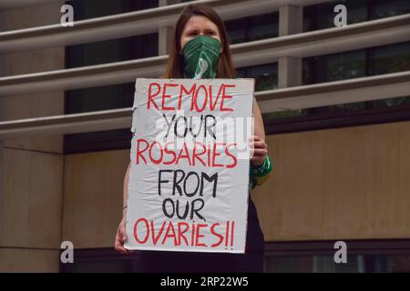 London, Großbritannien. September 2023. Pro-Choice-Gegenprotestierende treffen sich vor dem Innenministerium, während der jährliche Anti-Abtreibungsmarsch für das Leben in Westminster stattfindet. Quelle: Vuk Valcic/Alamy Live News Stockfoto