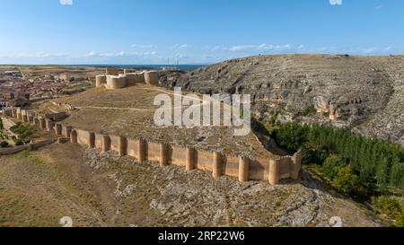 Blick auf das wunderschöne Schloss von Berlanga de Duero in der Provinz Soria, Spanien Stockfoto