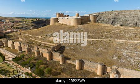 Blick auf das wunderschöne Schloss von Berlanga de Duero in der Provinz Soria, Spanien Stockfoto