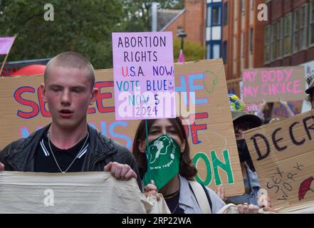London, Großbritannien. September 2023. Pro-Choice-Konterprotestierende stehen Anti-Abtreibungsprotestierenden gegenüber, während der jährliche Anti-Abtreibungsmarsch für das Leben in Westminster stattfindet. Quelle: Vuk Valcic/Alamy Live News Stockfoto