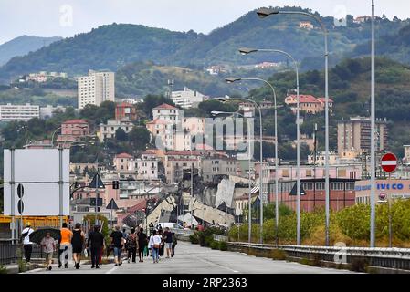 (180814) -- GENUA, 14. August 2018 -- Foto aufgenommen am 14. August 2018 zeigt eine teilweise eingestürzte Brücke in Genua, Italien. Die in den 1960er Jahren erbaute Morandi-Brücke ist eine wichtige Verbindung zur Hafenstadt Genua. )(yg) ITALIEN-GENUA-AUTOBAHNBRÜCKE-ZUSAMMENBRUCH AlbertoxLingria PUBLICATIONxNOTxINxCHN Stockfoto