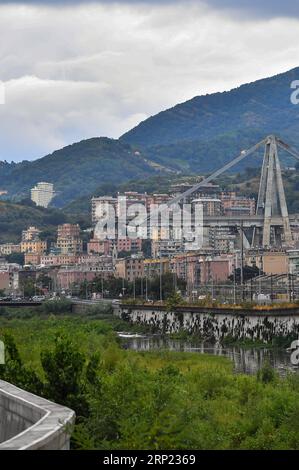 (180814) -- GENUA, 14. August 2018 -- Foto aufgenommen am 14. August 2018 zeigt eine teilweise eingestürzte Brücke in Genua, Italien. Die in den 1960er Jahren erbaute Morandi-Brücke ist eine wichtige Verbindung zur Hafenstadt Genua. )(yg) ITALIEN-GENUA-AUTOBAHNBRÜCKE-ZUSAMMENBRUCH AlbertoxLingria PUBLICATIONxNOTxINxCHN Stockfoto