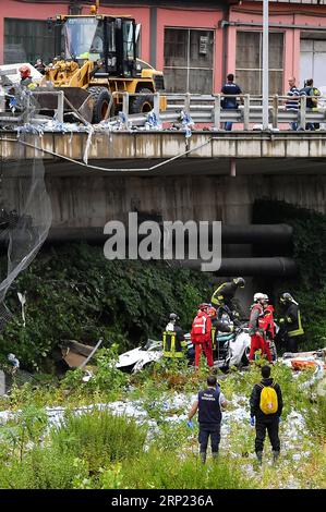 (180814) -- GENUA, 14. August 2018 -- Foto aufgenommen am 14. August 2018 zeigt eine teilweise eingestürzte Brücke in Genua, Italien. Die in den 1960er Jahren erbaute Morandi-Brücke ist eine wichtige Verbindung zur Hafenstadt Genua. )(yg) ITALIEN-GENUA-AUTOBAHNBRÜCKE-ZUSAMMENBRUCH AlbertoxLingria PUBLICATIONxNOTxINxCHN Stockfoto