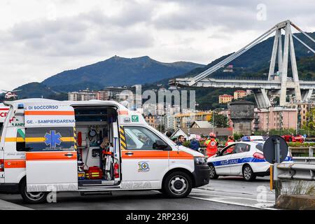 (180814) -- GENUA, 14. August 2018 -- Foto aufgenommen am 14. August 2018 zeigt eine teilweise eingestürzte Brücke in Genua, Italien. Die in den 1960er Jahren erbaute Morandi-Brücke ist eine wichtige Verbindung zur Hafenstadt Genua. )(yg) ITALIEN-GENUA-AUTOBAHNBRÜCKE-ZUSAMMENBRUCH AlbertoxLingria PUBLICATIONxNOTxINxCHN Stockfoto