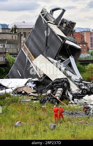 (180814) -- GENUA, 14. August 2018 -- Foto aufgenommen am 14. August 2018 zeigt eine teilweise eingestürzte Brücke in Genua, Italien. Die in den 1960er Jahren erbaute Morandi-Brücke ist eine wichtige Verbindung zur Hafenstadt Genua. )(yg) ITALIEN-GENUA-AUTOBAHNBRÜCKE-ZUSAMMENBRUCH AlbertoxLingria PUBLICATIONxNOTxINxCHN Stockfoto