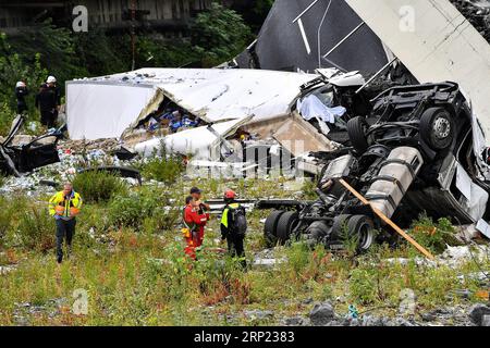 (180814) -- GENUA, 14. August 2018 -- Foto aufgenommen am 14. August 2018 zeigt eine teilweise eingestürzte Brücke in Genua, Italien. Die in den 1960er Jahren erbaute Morandi-Brücke ist eine wichtige Verbindung zur Hafenstadt Genua. )(yg) ITALIEN-GENUA-AUTOBAHNBRÜCKE-ZUSAMMENBRUCH AlbertoxLingria PUBLICATIONxNOTxINxCHN Stockfoto