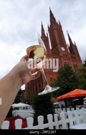 News Themen der Woche KW33 (180814) -- WIESBADEN (DEUTSCHLAND), 14. August 2018 -- beim 43. Rheingau Wine Festival in Wiesbaden am 14. August 2018 hält ein Besucher ein Glas Wein. Das 43. Rheingauer Weinfest findet vom 10. Bis 19. August statt. Winzer aus dem Rheingau und Wiesbaden boten ihre Produkte an rund 100 Ständen zur Verkostung an. ) DEUTSCHLAND-WIESBADEN-RHEINGAU WEINFEST LuoxHuanhuan PUBLICATIONxNOTxINxCHN Stockfoto